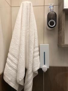 ein weißes Handtuch an der Wand eines Badezimmers in der Unterkunft One Fine Stay in Piräus