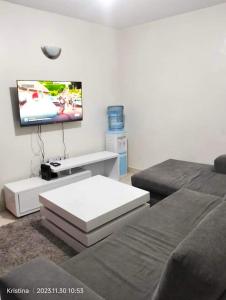 TV a/nebo společenská místnost v ubytování Christie's apartments Buruburu