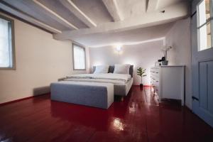 Un dormitorio con una cama y una cómoda. en Altstadt Märchen-Fachwerkhaus, en Limburg an der Lahn