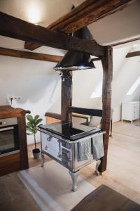 una estufa en medio de una habitación en Altstadt Märchen-Fachwerkhaus, en Limburg an der Lahn 4 fotos más