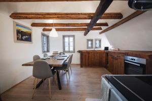 cocina con mesa y sillas en una habitación en Altstadt Märchen-Fachwerkhaus, en Limburg an der Lahn