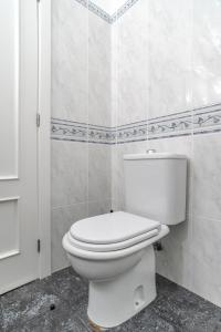 een badkamer met een wit toilet in een kamer bij Duas Torres View Apartment in Funchal
