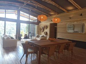 a living room with a wooden table and chairs at Bienvenidos a su refugio Chiloé in Castro
