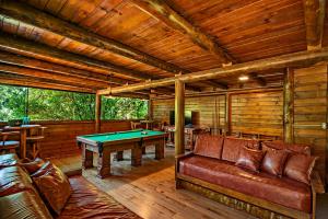 Habitación con mesa de billar en una cabaña en Grajagan Mata Atlântica, en Antonina