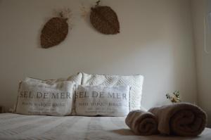 里瓦达维亚海军准将城Espacio Alem的一间卧室，床上有枕头