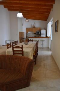 una sala da pranzo e una cucina con tavolo e sedie di Espacio Alem a Comodoro Rivadavia