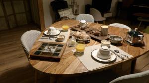 uma mesa de madeira com um prato de comida em chambre d'hôte proche mer em Yvias