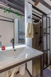 a bathroom with a large white sink in a room at Apartamento rústico industrial , enfrente de hotel prado in Barranquilla