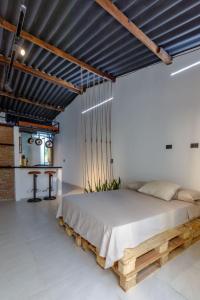 a bedroom with a wooden bed in a room at Apartamento rústico industrial , enfrente de hotel prado in Barranquilla