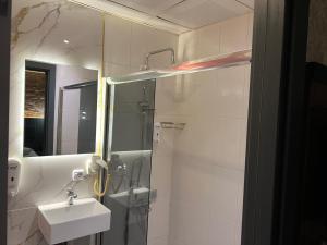 Koupelna v ubytování Dolce Vita Suite Hotel