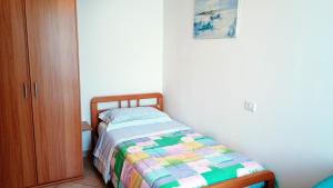 niewielka sypialnia z łóżkiem i szafką w obiekcie Appartamento Che Vista! Affittacamere w mieście Mombaroccio
