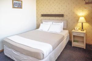 Llit o llits en una habitació de Economy Hotel Drayton