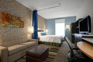 een hotelkamer met een bed en een bureau bij Home2 Suites By Hilton Winter Garden in Orlando