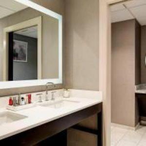 uma casa de banho com 2 lavatórios e um espelho grande em Lincolnshire Marriott Resort em Lincolnshire