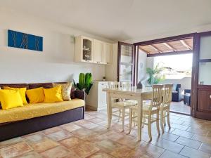 A kitchen or kitchenette at Le Melodie - Appartamenti con spazi esterni privati a Sos Alinos