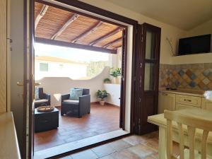 A seating area at Le Melodie - Appartamenti con spazi esterni privati a Sos Alinos