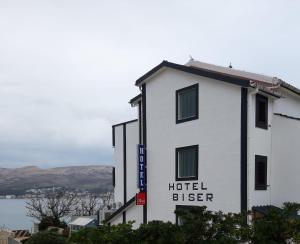 Hotel Biser في باغ: علامة bier الفندق على جانب المبنى