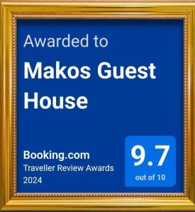 ein Schild für eine Masos Pension in einem goldenen Rahmen in der Unterkunft Makos Guest House in Kutaissi