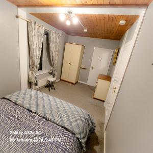 1 dormitorio con 1 cama en una habitación en Blue Door Apartment Main St, Carrigart, F92HC04, en Carrigart
