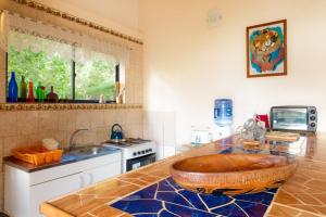 uma cozinha com um lavatório e uma tigela no balcão em Cabaña Vaenga Miro em Hanga Roa