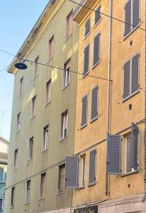 帕爾馬的住宿－Flatluxe Parma 1，一座高大的建筑,有许多窗户