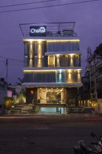 ein Gebäude mit einem Schild darüber in der Nacht in der Unterkunft Hotel Chaitali - Pure Veg in Kolhapur