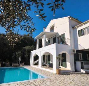 een huis met een zwembad ervoor bij Villa Eleonas in Strongylí