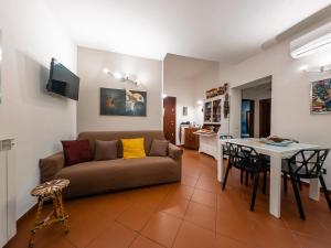 sala de estar con sofá y mesa en Casa Ruggiero, en Palermo