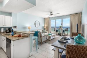 cocina y sala de estar con vistas al océano en Gulf Dunes 606 Pier Paradise, en Fort Walton Beach