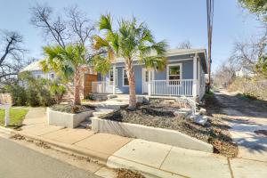 ein kleines Haus mit Palmen davor in der Unterkunft Updated Austin Home about 1 Block to HikeandBike Trail! in Austin