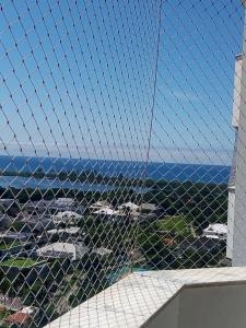 una valla de alambre con vistas al océano en Suíte Palace, en Río de Janeiro