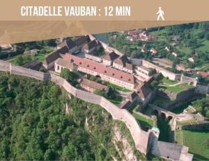 uma vista sobre a grande parede da China a partir de cima em *Hypercentre*Spacieux*Calme - Le Vauban - Cocoonhome em Besançon