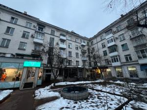 奇西瑙的住宿－Apartament central în Chișinău!，一座建筑物前的积雪庭院