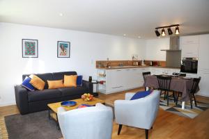 uma sala de estar com um sofá, uma mesa e uma cozinha em *Hypercentre*Spacieux*Calme - Le Vauban - Cocoonhome em Besançon