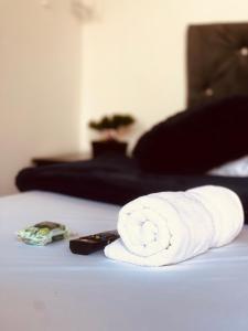 uma toalha e um controlo remoto numa cama em Hospedaje La Nave em Bello