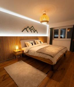 a bedroom with a large bed in a room at Appartement spacieux au centre de la Gruyère in Broc