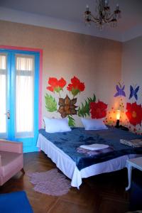 Säng eller sängar i ett rum på Napoli Nataxtari Guest house,Hostel,pool, kemping