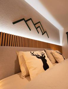 Una cama con una foto de un árbol. en Appartement spacieux au centre de la Gruyère en Broc
