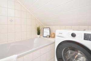 - une buanderie blanche avec un lave-linge dans l'établissement KU03-RI Apartment in Kulmbach DG, à Kulmbach