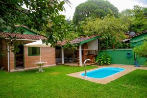 a house with a swimming pool in the yard at Casa a 220m da Praia de Boicucanga-Sao Sebastiao in São Sebastião
