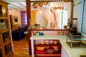 a kitchen with a counter and a counter top with food at Casa Completa c Piscina e 500m da Praia -3 Quartos in São Sebastião