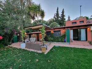 een huis met een tuin met een tuin bij Bonita casa rural con jardín y terraza privado in Jimena de la Frontera