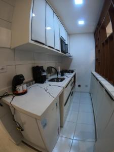 a kitchen with a sink and a counter top at Studio novíssimo e aconchegante no Juvevê. in Curitiba