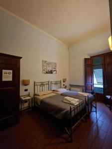 sypialnia z łóżkiem w pokoju w obiekcie Hotel Ristorante Casa Volpi w Arezzo