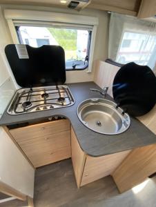 Kuchyň nebo kuchyňský kout v ubytování Autocamper