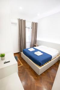 ナポリにあるHall inn B&B in Naplesのベッドルーム1室(青い毛布付きのベッド1台付)
