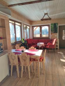 cocina y sala de estar con mesa y sillas en Pieśń Poranka Domek, en Łysina