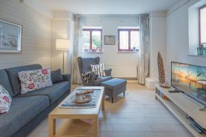 Am Schlosspark في هوسوم: غرفة معيشة مع أريكة وتلفزيون