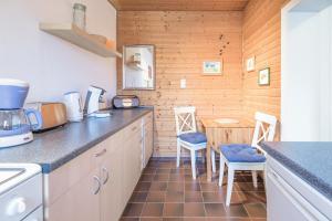 Am Schlosspark في هوسوم: مطبخ مع طاولة وطاولة وكراسي