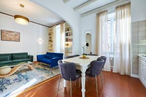 ein Wohnzimmer mit einem weißen Tisch und Stühlen in der Unterkunft IREX Vatican private apartment in Rom